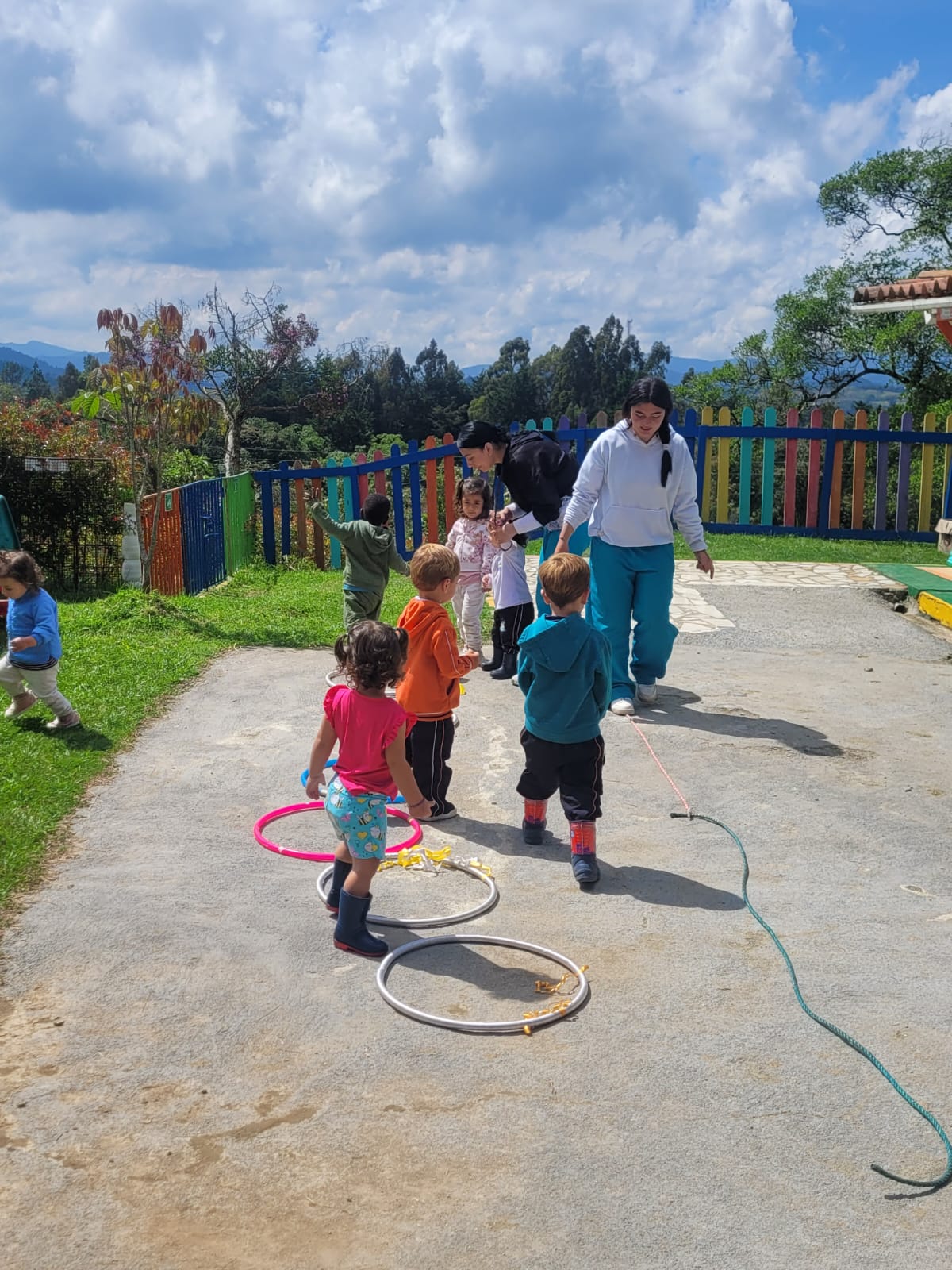 Niños jugando en Fantasías de Colores
